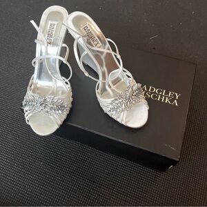 NWT Badgley Mischka White Satin Naomi Wedge Heels Bridal Heels